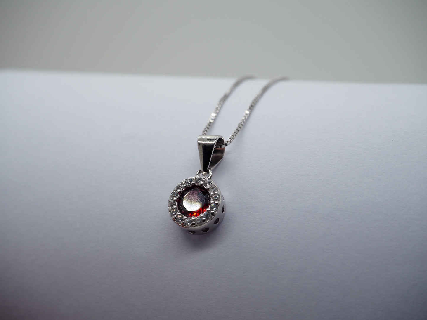 Collana punto luce rosso