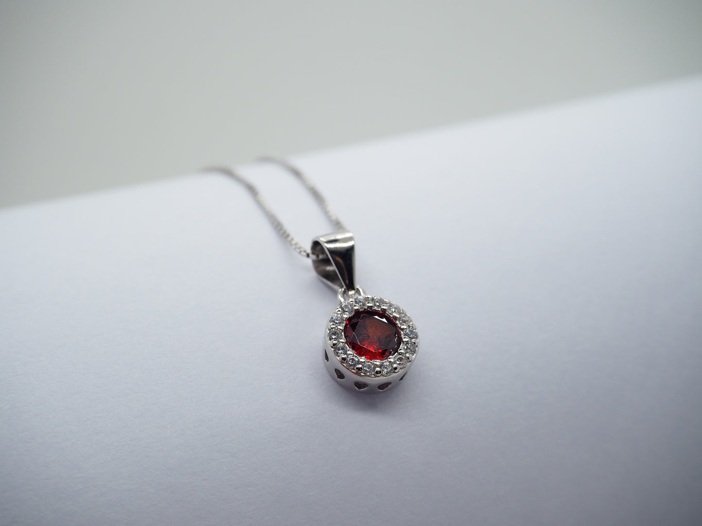 Collana punto luce rosso