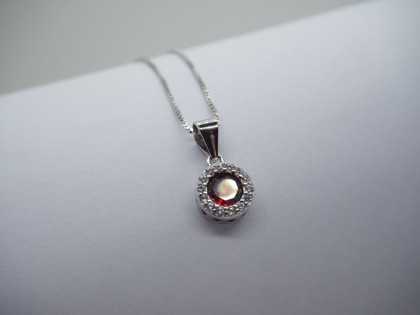 Collana punto luce rosso