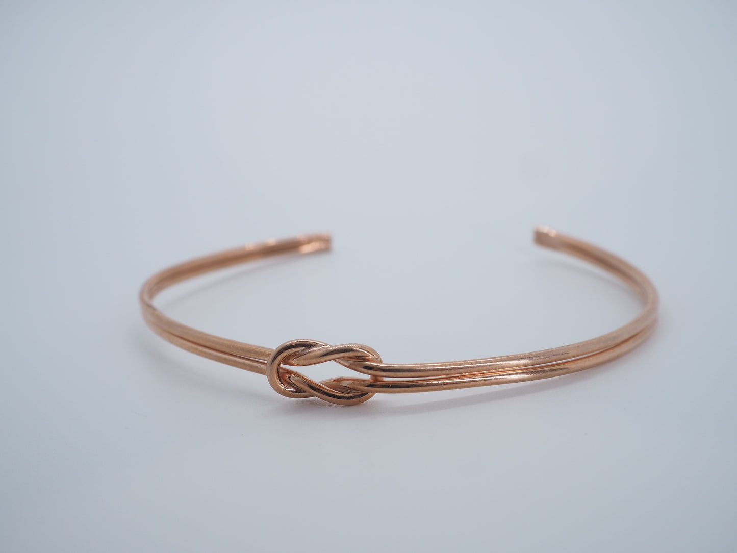 Bracciale semirigido legame nodo rosa